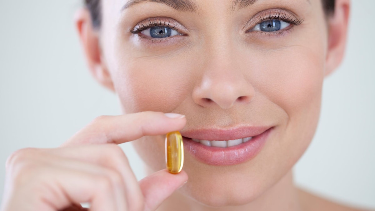 https://www.hola.com/us/horizon/landscape/d415b8212475-woman-holding-vitamined-fish-oil-capsule.jpg?im=Resize=(1200)