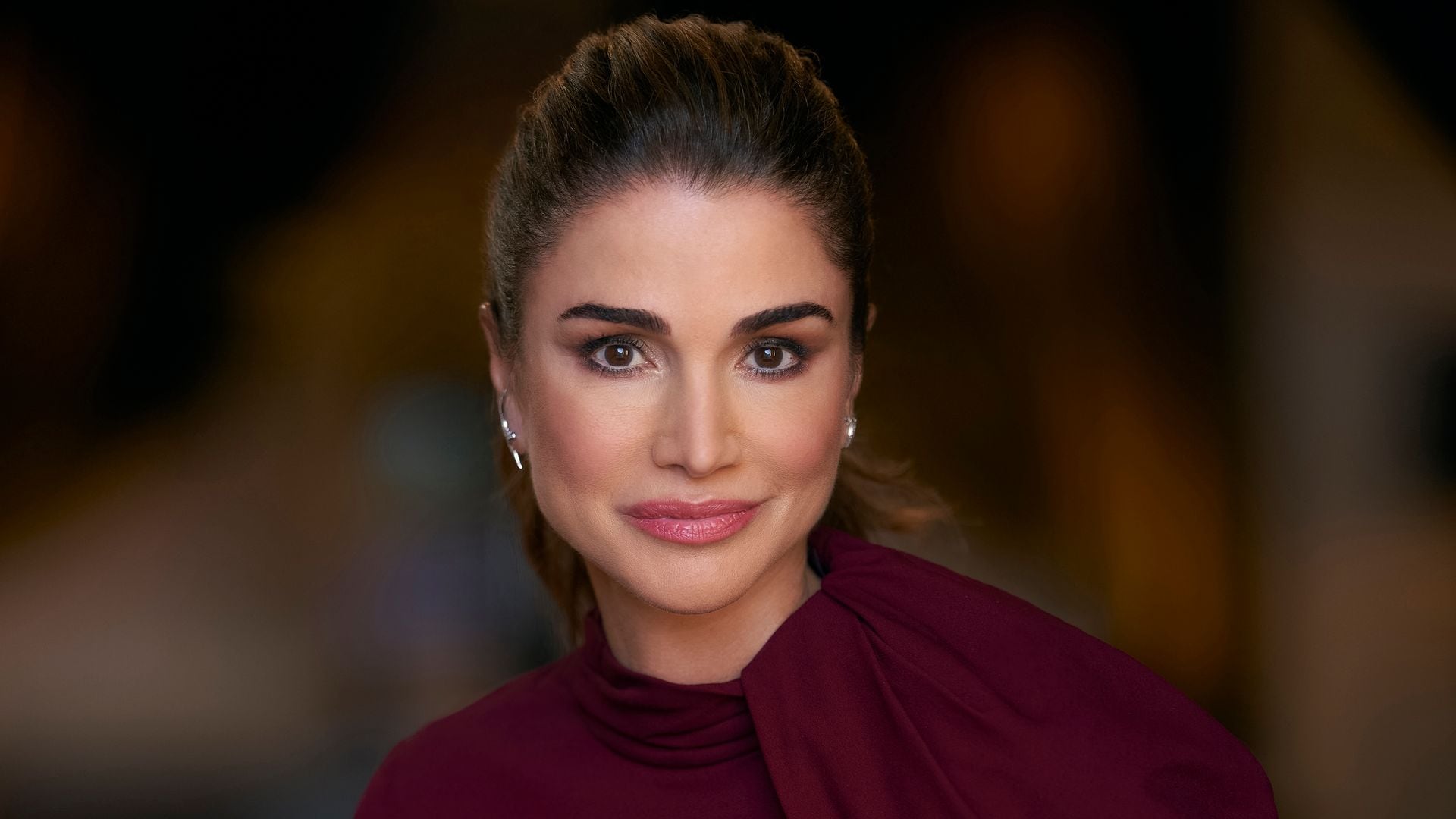 Queen Rania of Jordan shines in all-white sash, chilaba, and shirt dress honoring tradition