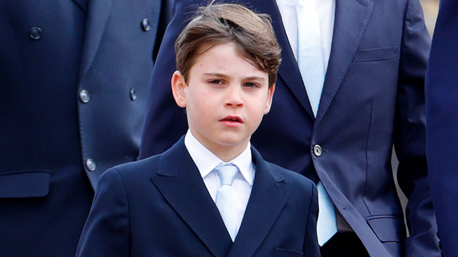 https://www.hola.com/us/horizon/landscape/d4728fcf70a3-windsor-england-prince-louis-of-wales-prince-george-of-wales-and-prince-william.jpg?im=Resize=(1200)