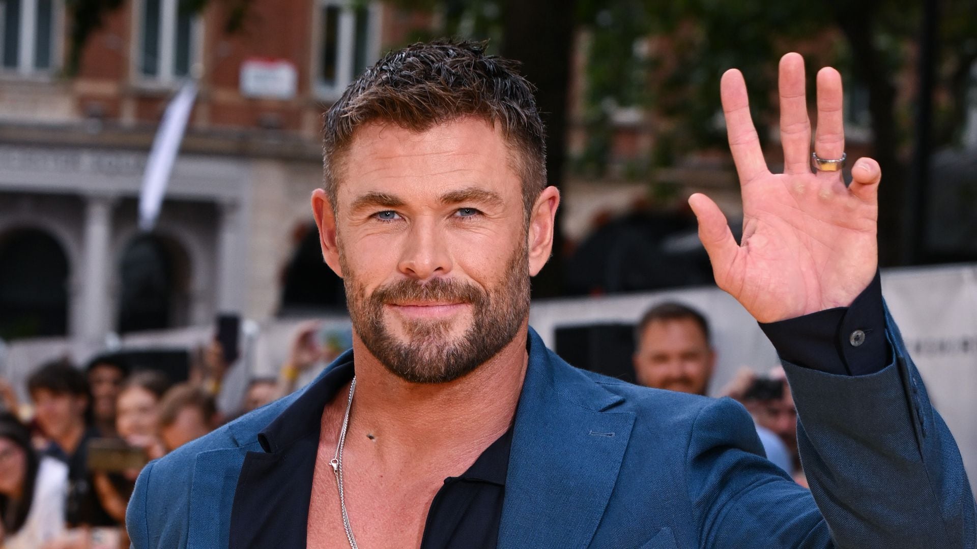 Chris Hemsworth opens up about his dad's Alzheimer’s diagnosis: 'Hang on to every single moment'