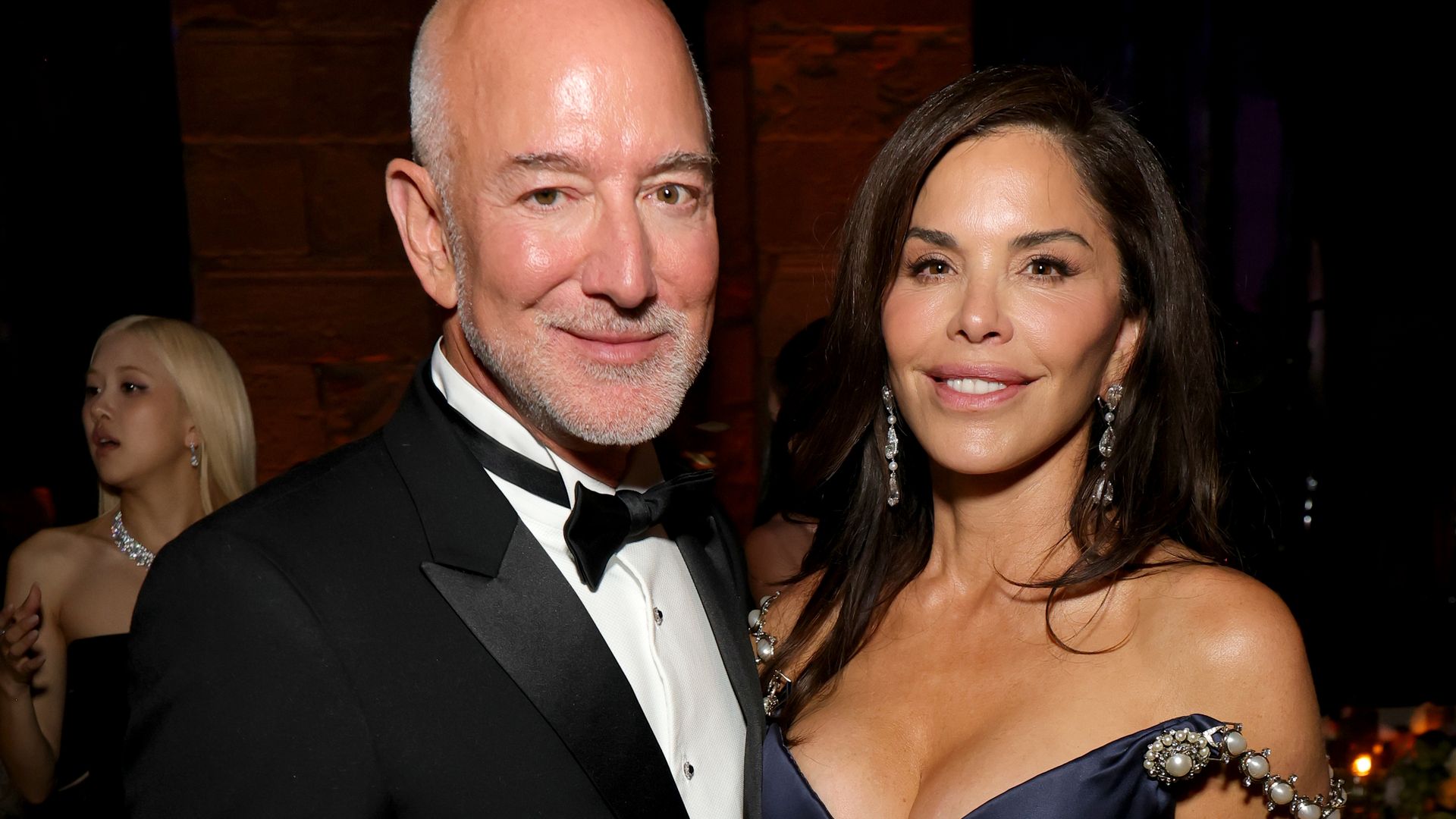 https://www.hola.com/us/horizon/landscape/d6c3e835b2b8-new-york-new-york-jeff-bezos-and-lauren-sc3a1nchez-bezos-attend-the-2026-met-g.jpg?im=Resize=(1200)