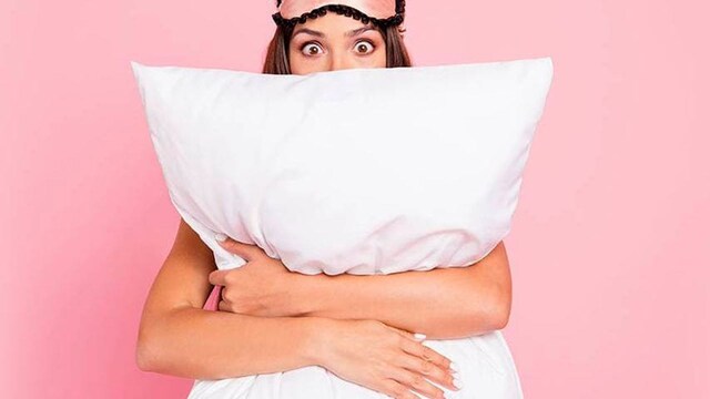 Mujer abrazando una almohada