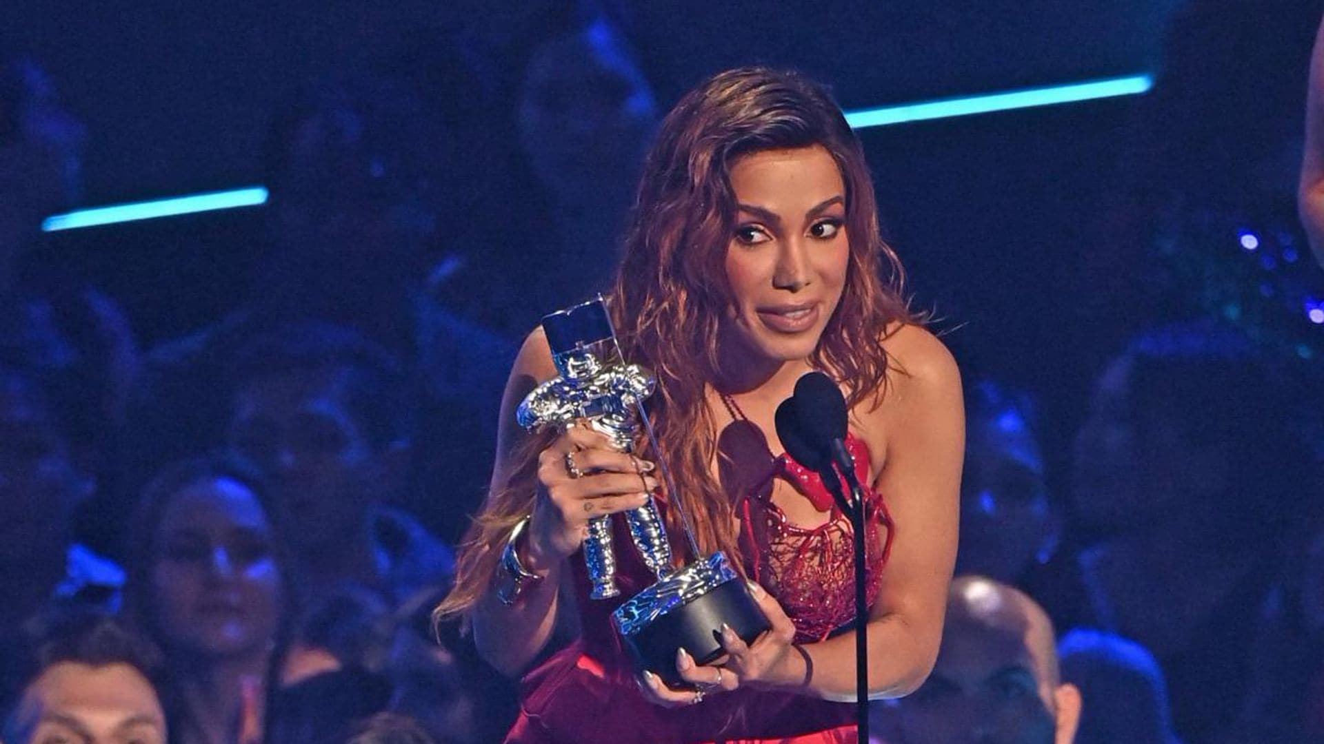 Anitta becomes the first Brazilian to win an award at the MTV VMAs