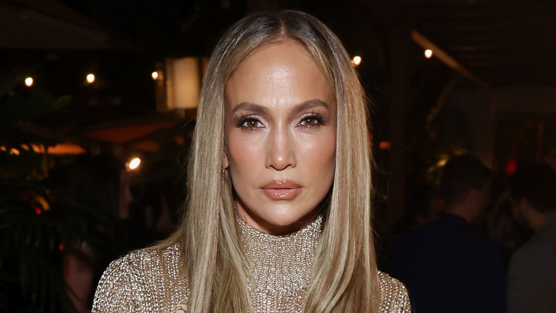 Jennifer Lopez makes eating a burrito look glamorous on the set of her new rom-com