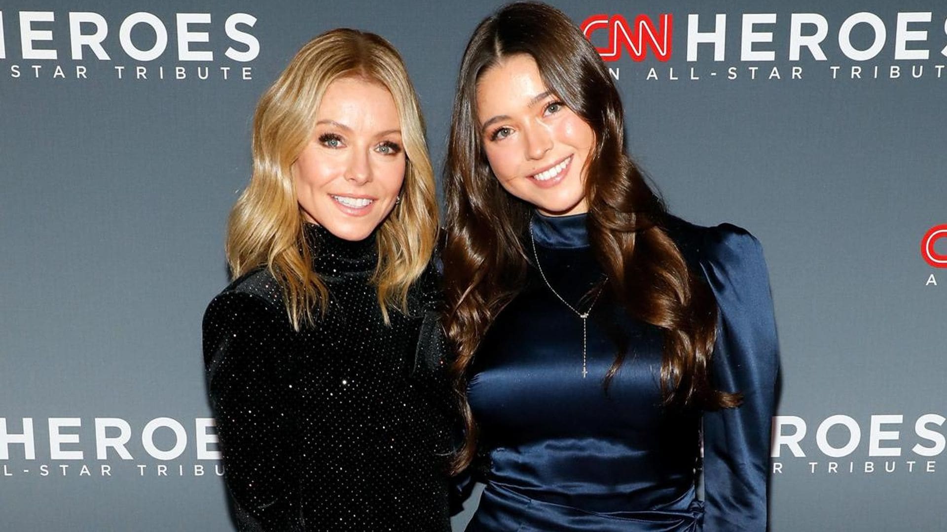 Kelly Ripa threatens to upload a birthday suit