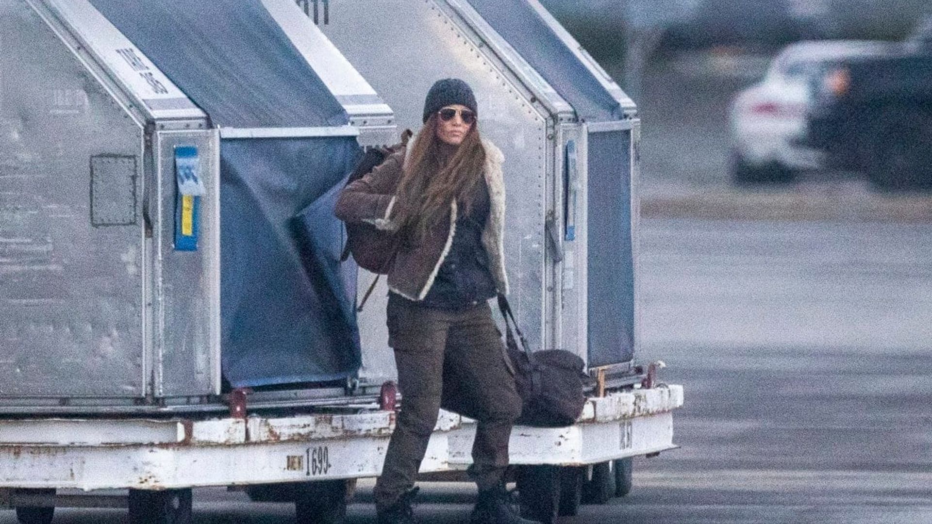 Jennifer Lopez is unrecognizable while filming a scene for her new Netflix thriller