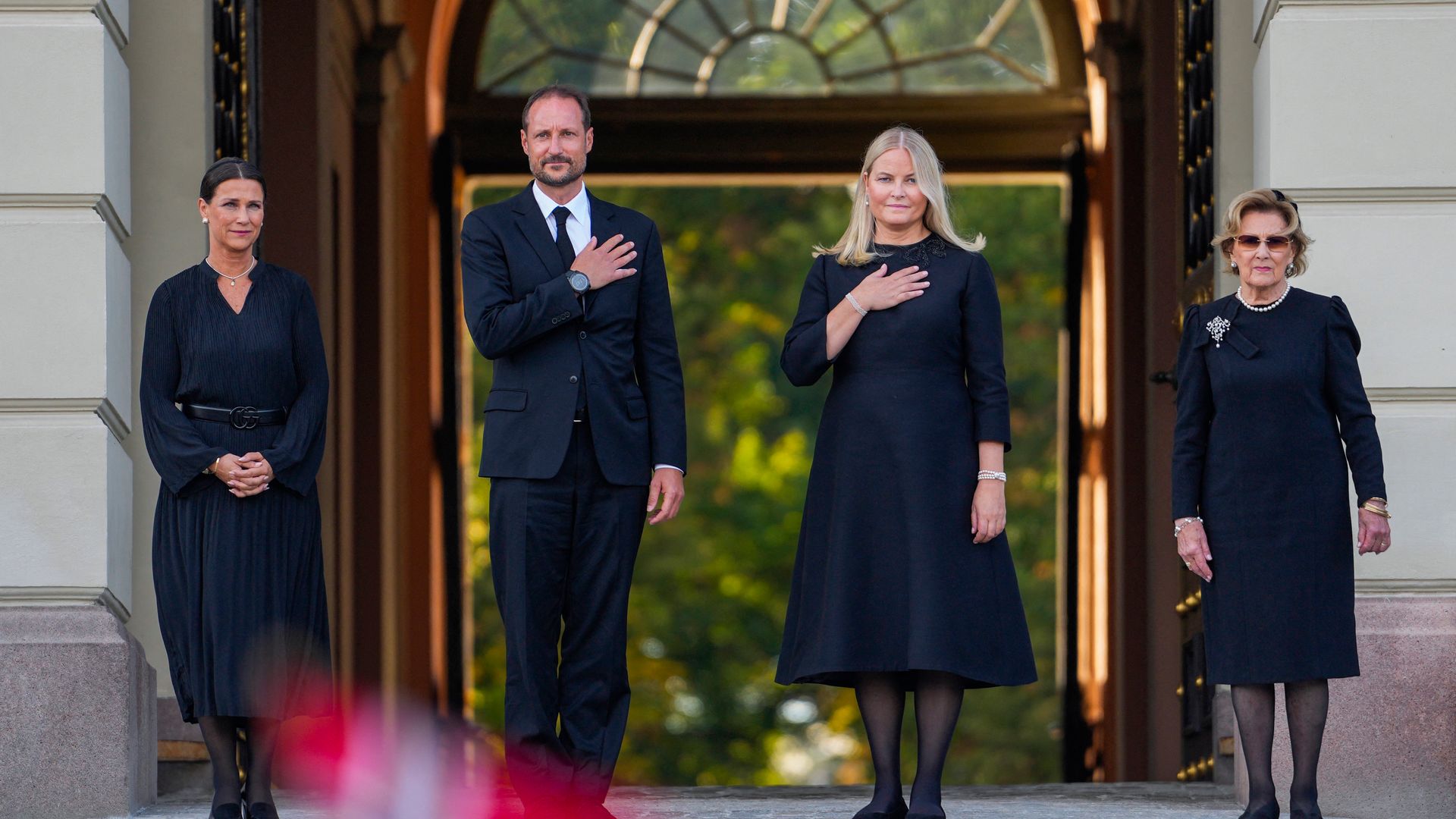 (LtoR) Princess Maertha Louise of Norway, King Haakon VIII of Norway, Queen Mette-Marit of Norway and Queen Sonja of Norway react as they arrive at the Palace Square to greet the crowd and look at the flowers and tributes that mourners have laid down in Oslo on August 31, 2026, four days after the death of King Harald V.