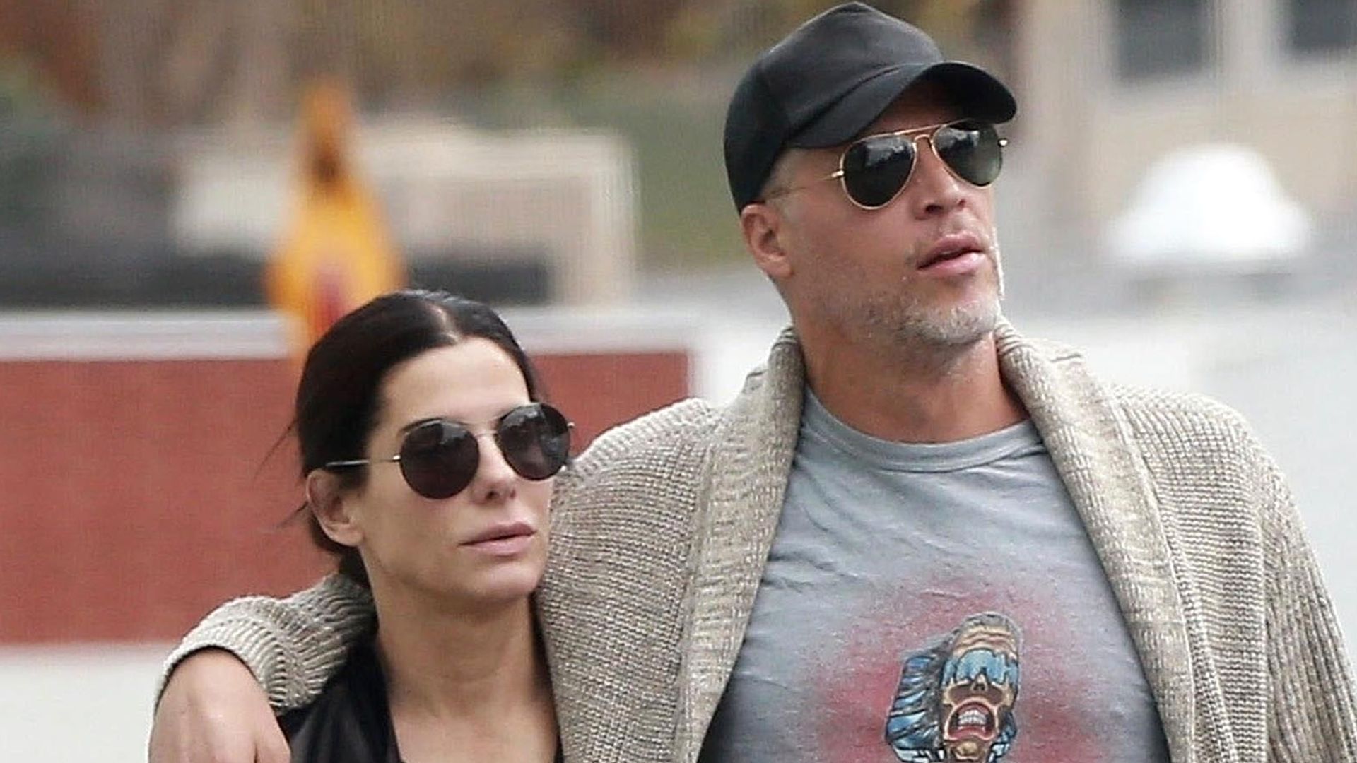 Photo © 2018 Backgrid/The Grosby Group
Spain: Lagencia Grosby
** RIGHTS: WORLDWIDE EXCEPT IN ITALY, UNITED KINGDOM **
EXCLUSIVE
Studio City, March 03, 2018.
Sandra Bullock and Bryan Randall have been dating for 2 1/2 years and it looks like the couple taken their relationship to the next level. Sandra and her beau of over 2 1/2 years were spotted lovingly walking arm in arm while out for a coffee run. Bryan can be seen wearing a brand new gold band on THAT finger. It seems America's sweetheart may have tied the knot once again.