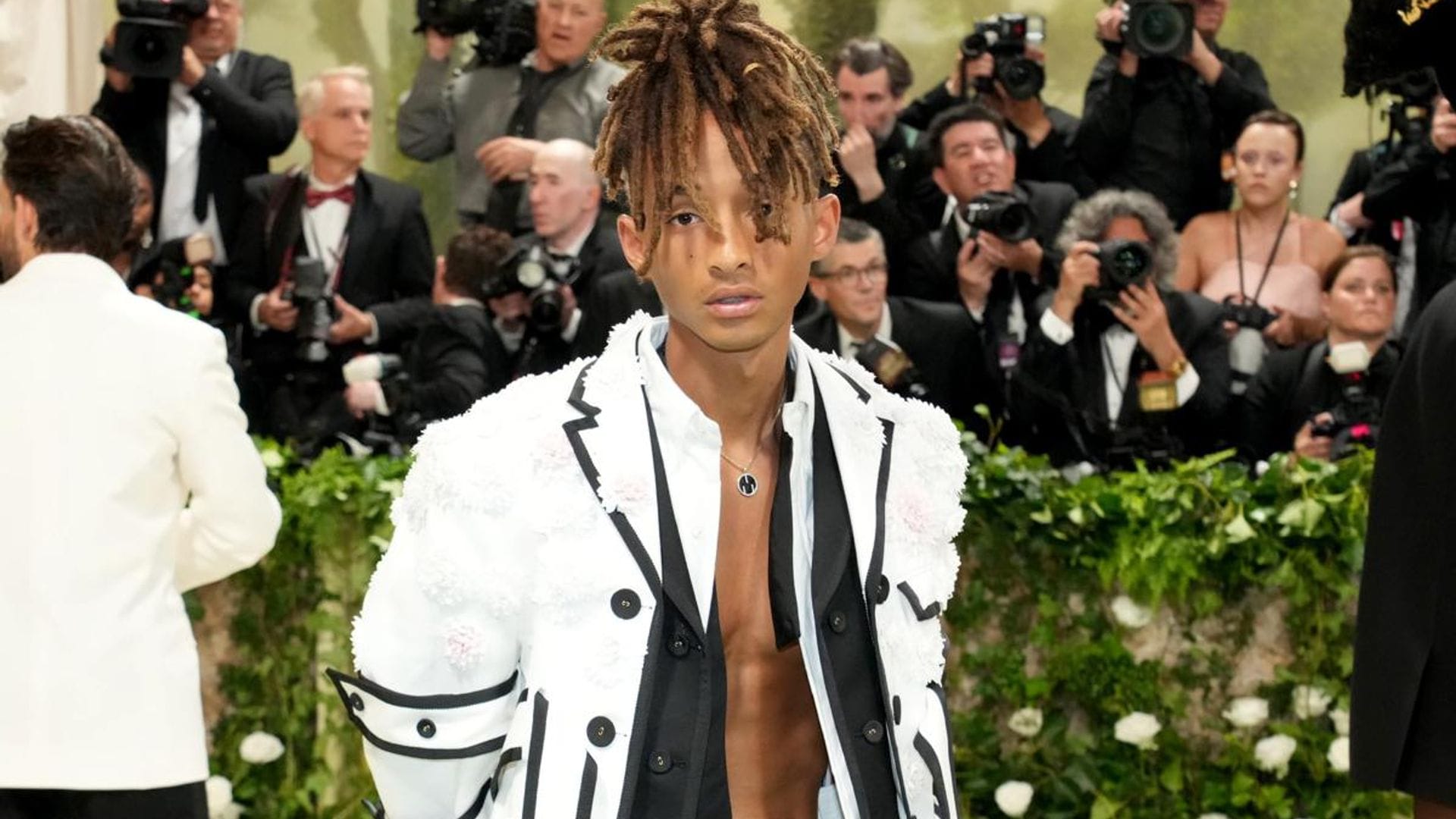 Jaden Smith falls off his skateboard after being pursued by paparazzi