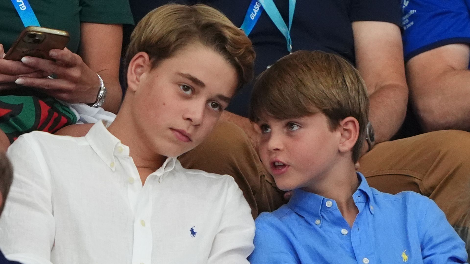 https://www.hola.com/us/horizon/landscape/df758cfbaa23-prince-george-and-prince-louis-at-the-sir-chris-hoy-velodrome-during-day-nine-of.jpg?im=Resize=(1200)