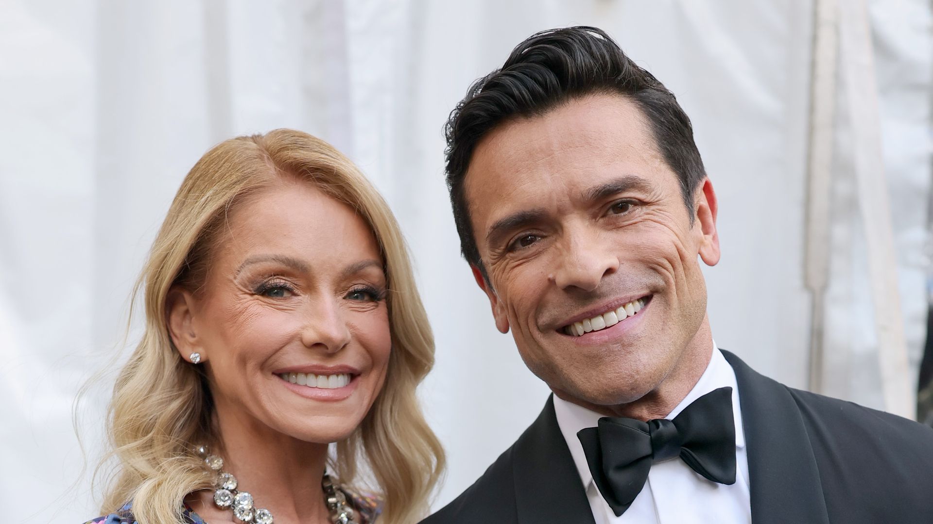 https://www.hola.com/us/horizon/landscape/e074f18c960d-new-york-new-york-kelly-ripa-and-mark-consuelos-attend-the-79th-annual-tony-awar.jpg?im=Resize=(1200)