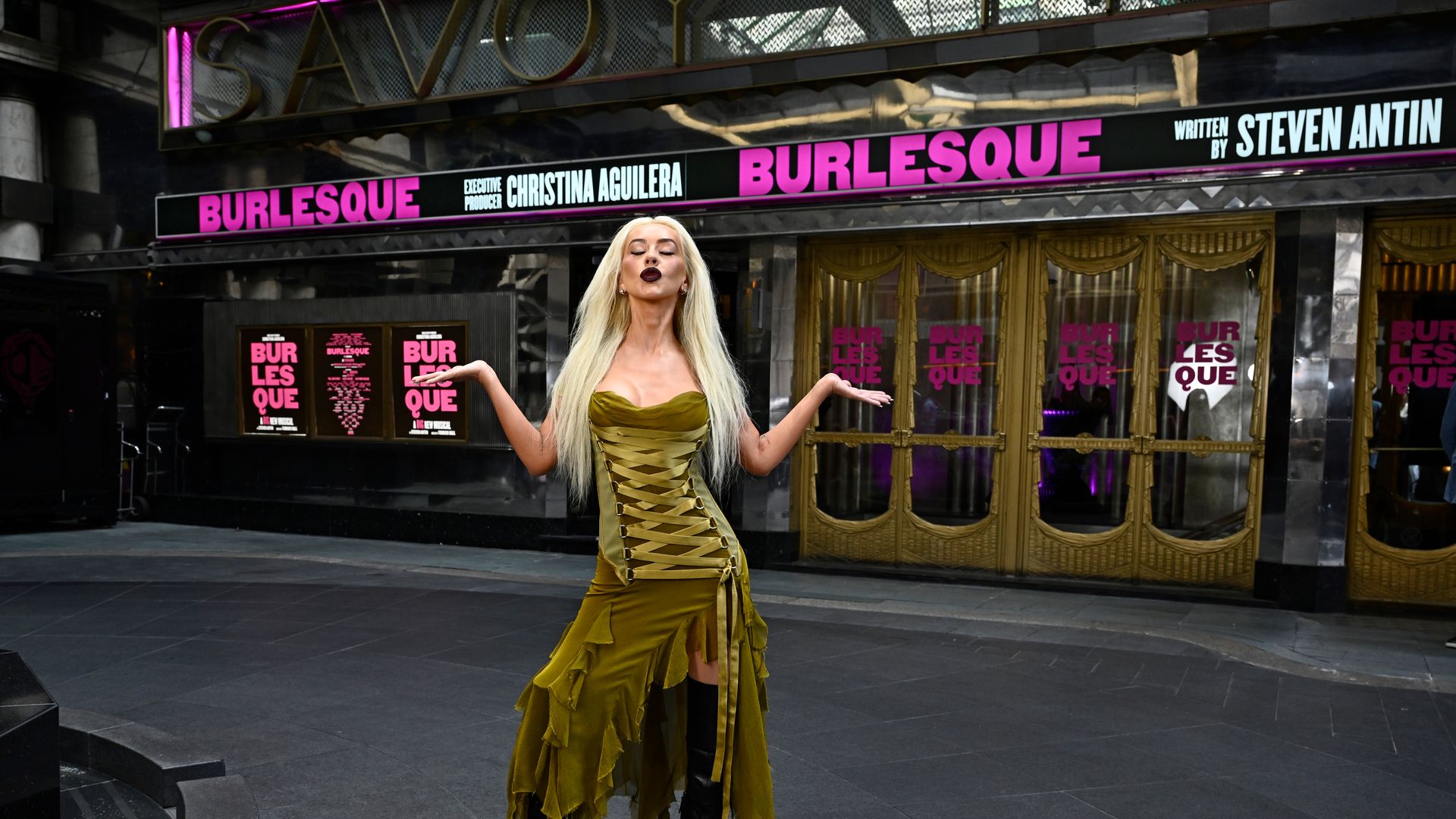 Christina Aguilera revive su era Versace con un icónico vestido que usó hace 22 años