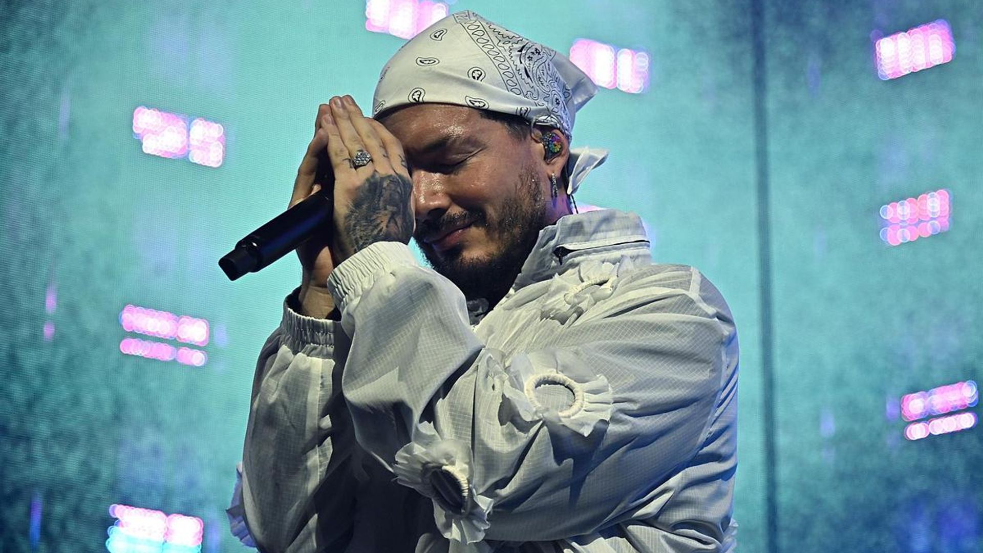 J Balvin announces the death of his ‘parcero’ with great sadness