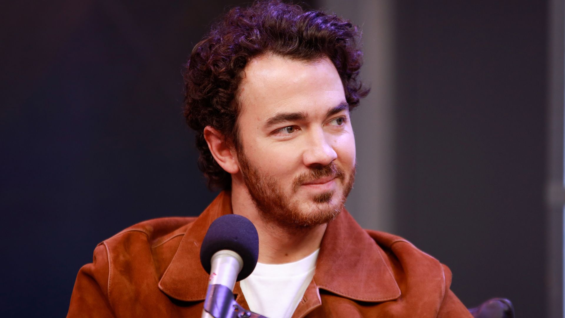 Kevin Jonas debuts surprisingly ripped physique during gym session