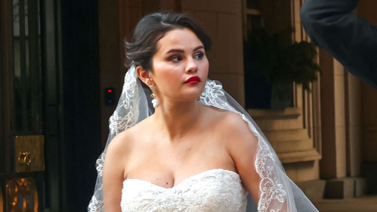 https://www.hola.com/us/horizon/landscape/e156cbab8efc-new-york-ny-martin-short-selena-gomez-and-steve-martin-are-seen-at-the-film-set-.jpg?im=Resize=(1200)