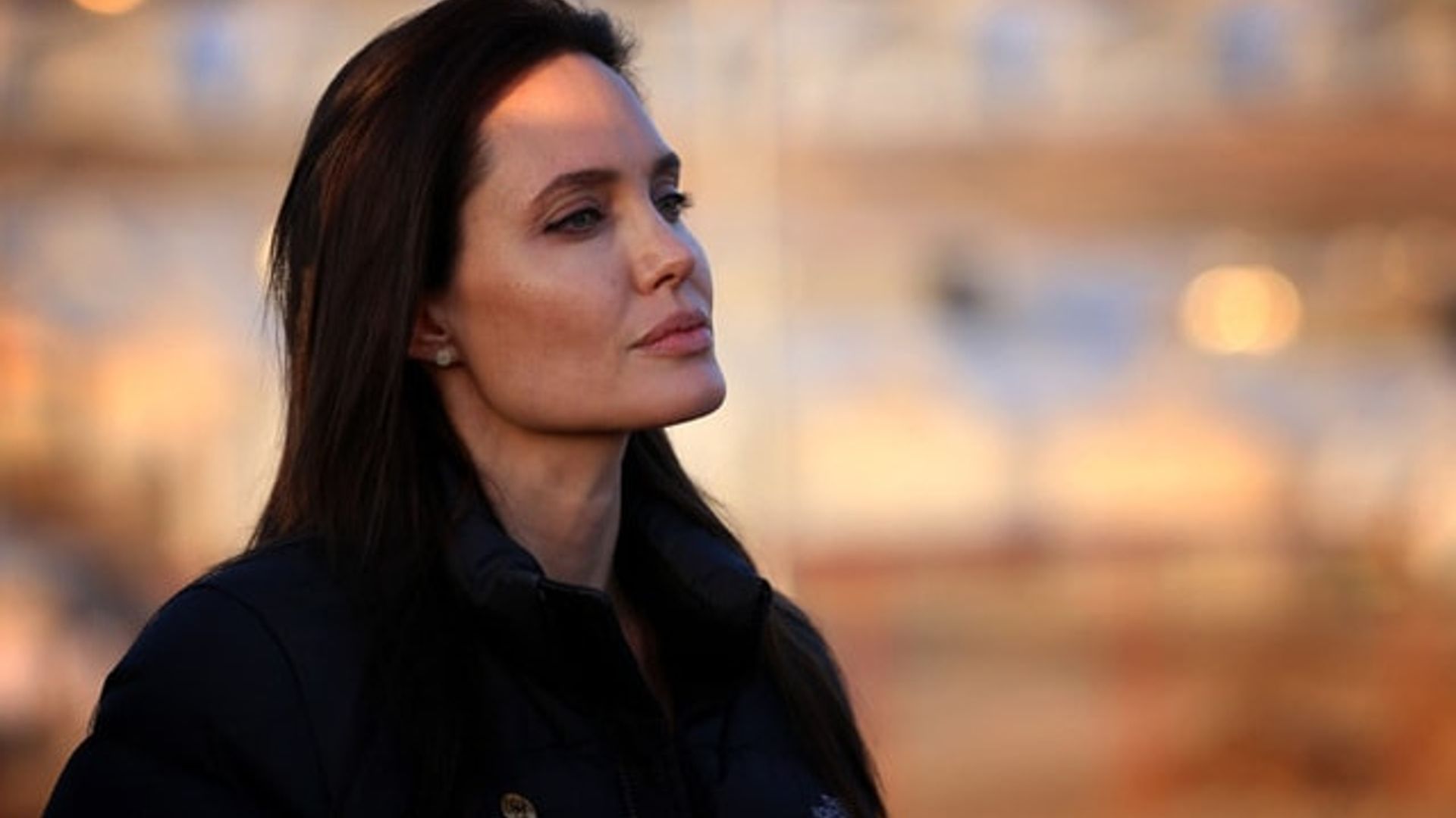 Angelina Jolie has her ovaries and fallopian tubes removed