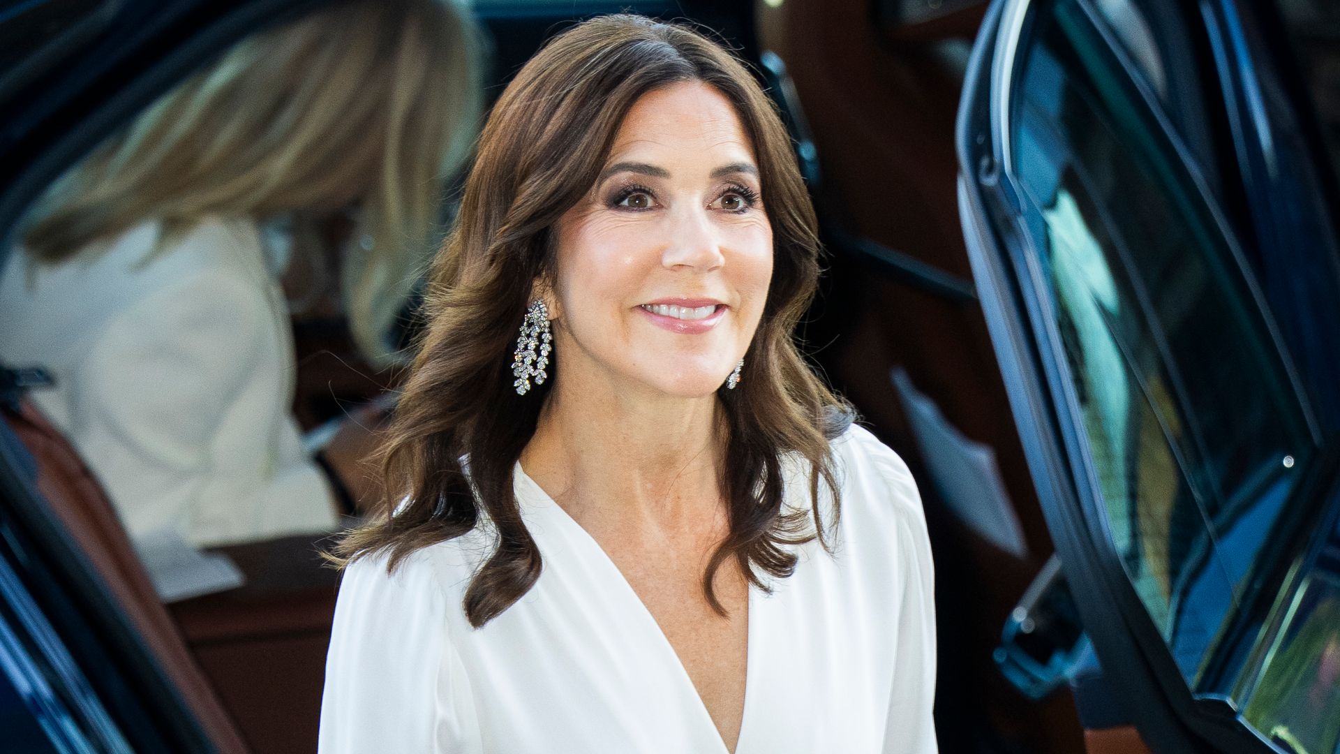 https://www.hola.com/us/horizon/landscape/e225f7f513ba-copenhagen-denmark-queen-mary-of-denmark-attends-a-dinner-of-the-global-fashion.jpg?im=Resize=(1200)