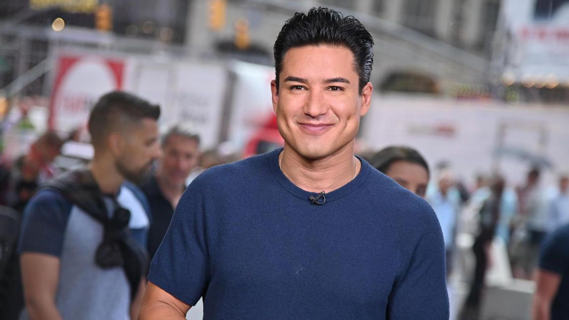 Mario Lopez donates food to local hospital on the frontline fighting against COVID-19