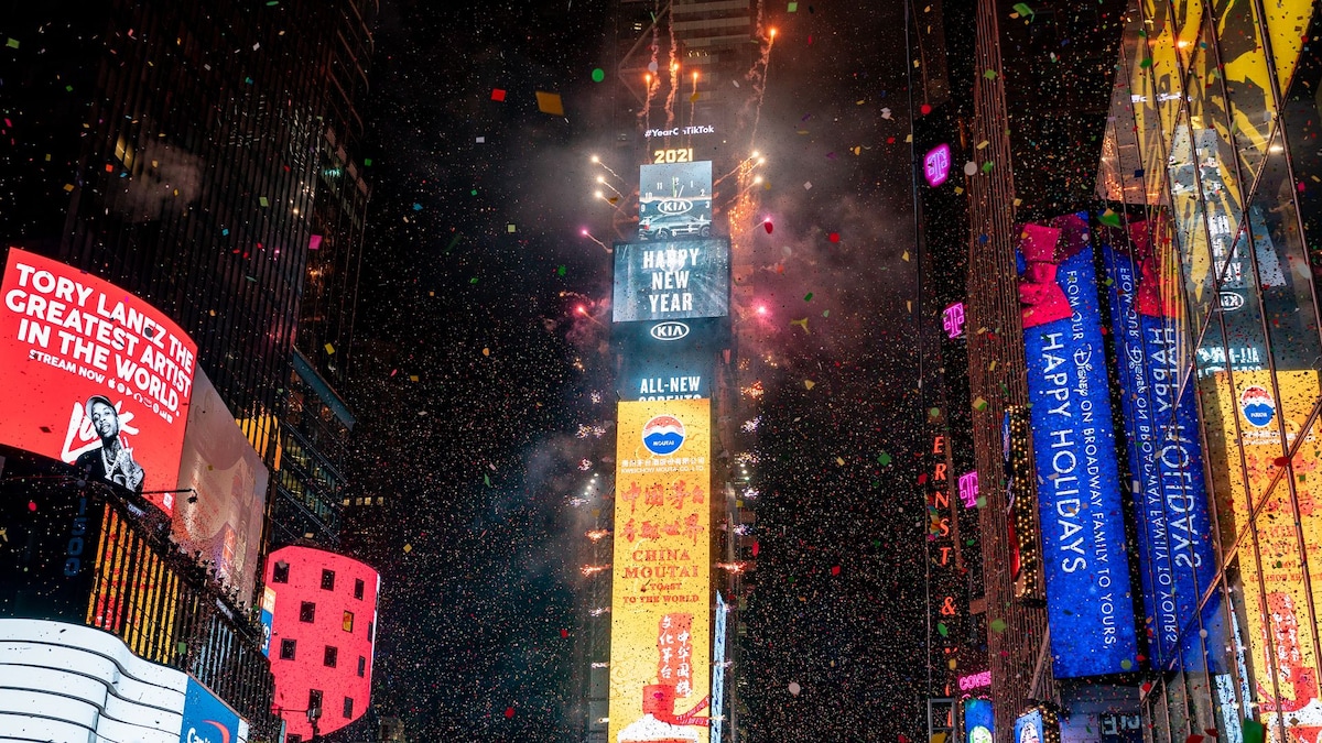 https://www.hola.com/us/horizon/landscape/e300b09b1f33-new-york-ny-the-new-years-eve-ball-drops-in-a-mostly-empty-times-square-on-janua.jpg?im=Resize=(1200)