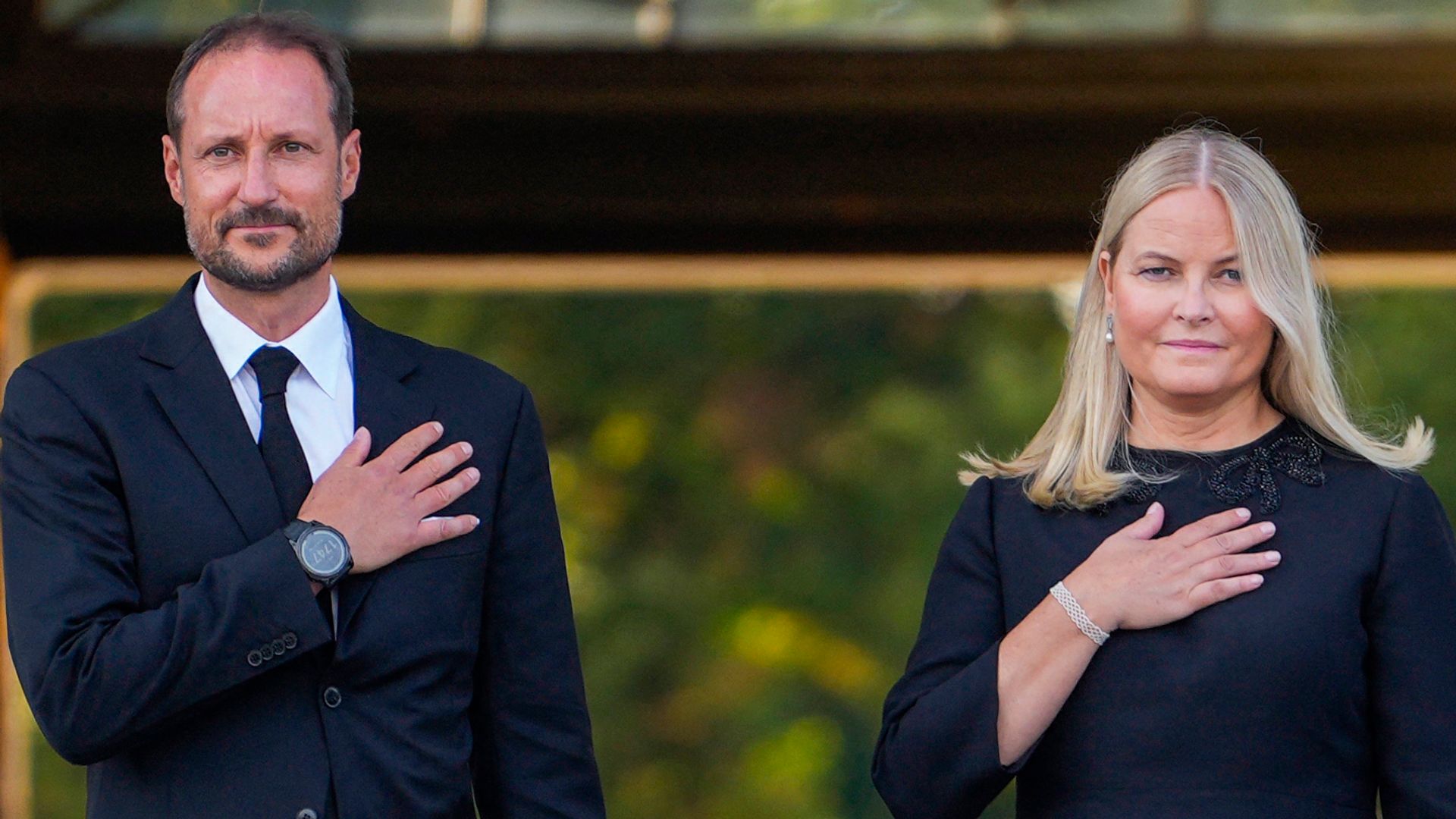 Princess Martha-Louise, King Haakon VIII, Queen Mette-Marit and Queen Sonja of Norway at the Palace Square to greet the crowd and look at the flowers and tributes of mourners