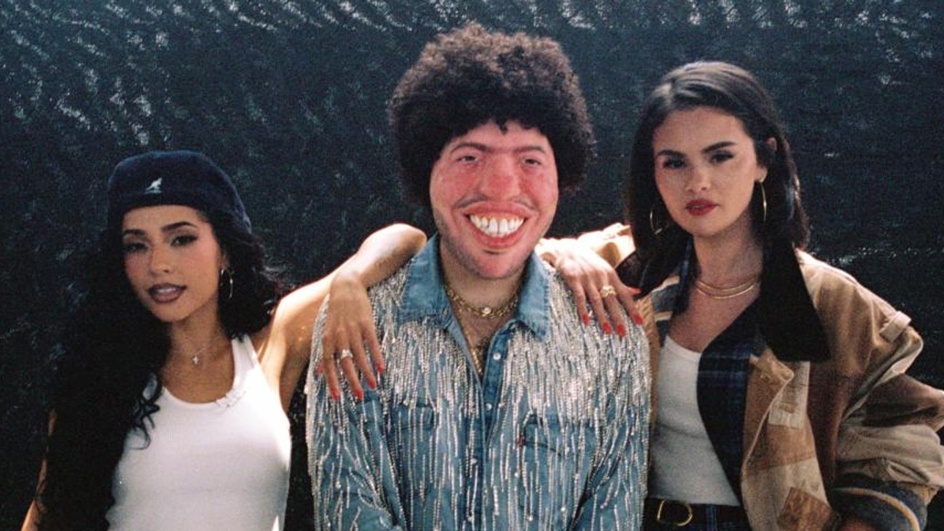 https://www.hola.com/us/horizon/landscape/e3ca1b0511c7-selena-x-benny.jpg?im=Resize=(1200)