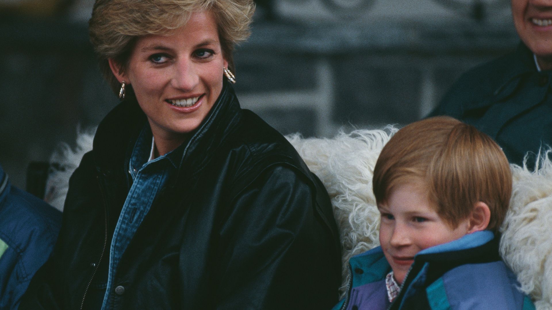 https://www.hola.com/us/horizon/landscape/e3f6daf81bc0-diana-princess-of-wales-riding-in-a-traditional-sleigh-with-prince-william-and-p.jpg?im=Resize=(1200)