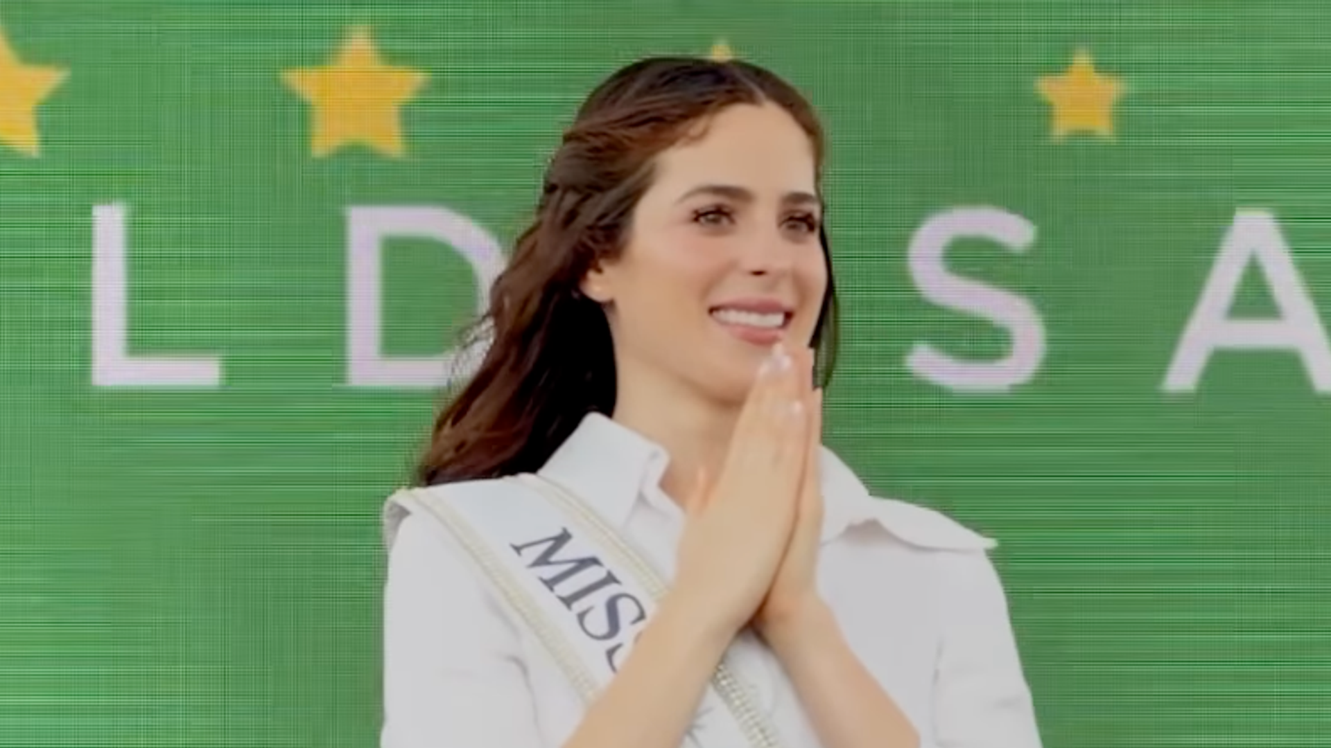 Miss Universe Fátima Bosch receives the keys to Santa Elena, Ecuador, joining Dalia Bucaram for a celebration filled with culture and local pride.