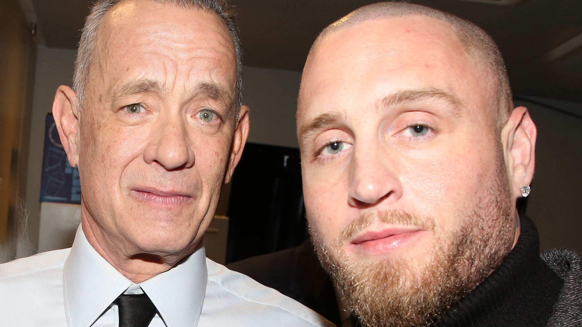 https://www.hola.com/us/horizon/landscape/e6b4ca646c20-new-york-new-york-tom-hanks-and-chet-hanks-pose-backstage-at-the-gala-opening-ni.jpg?im=Resize=(1200)