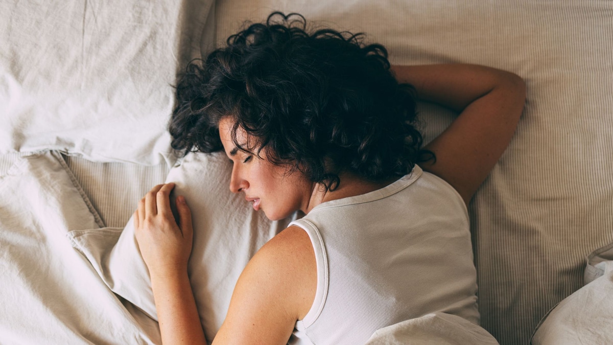 https://www.hola.com/us/horizon/landscape/e6b902e9d64a-peaceful-woman-sleeping-comfortably-in-cozy-bed.jpg?im=Resize=(1200)