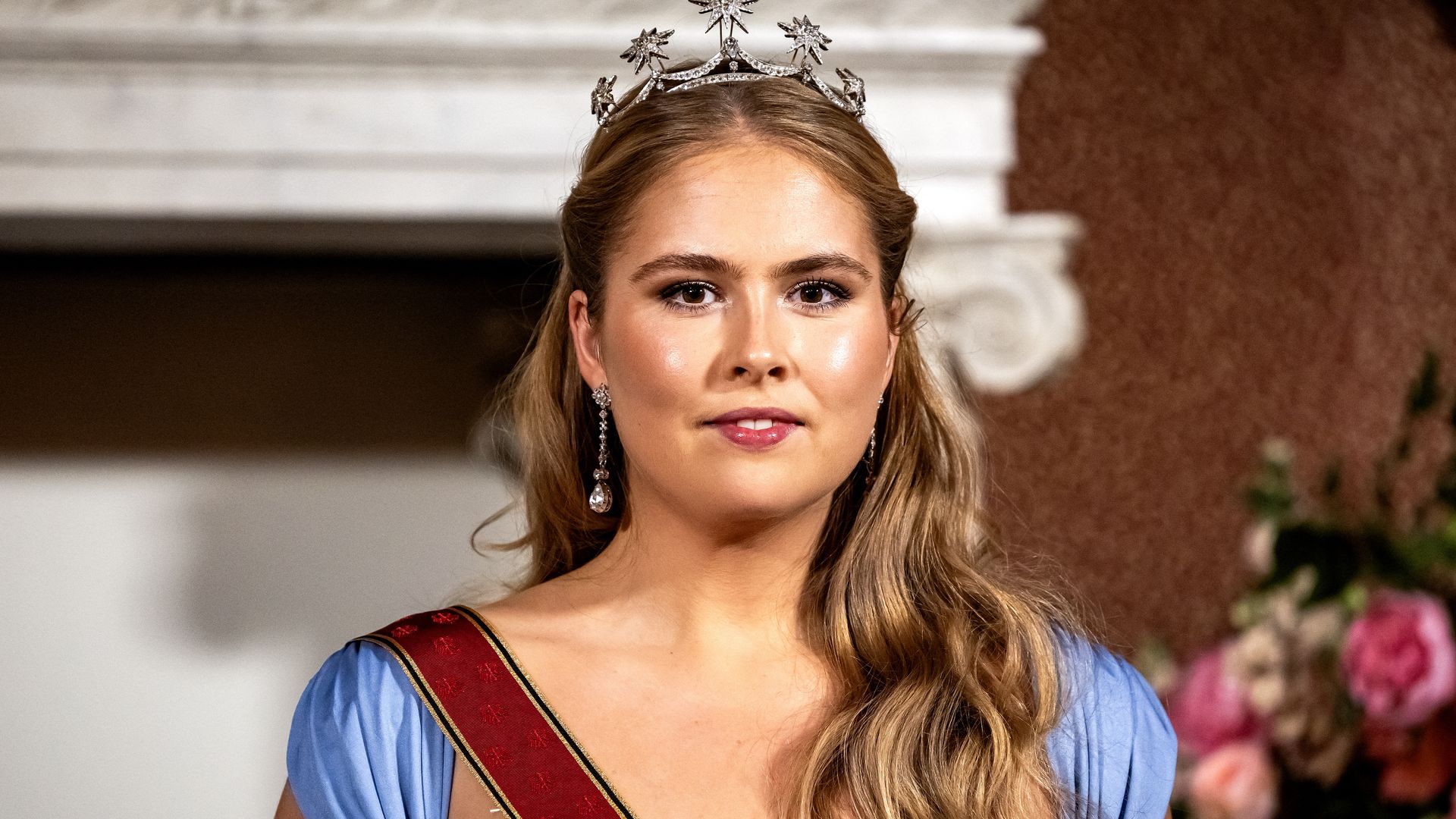 https://www.hola.com/us/horizon/landscape/e6fcb5857bfa-princess-amalia-of-the-netherlands-poses-prior-to-a-state-banquet-at-the-royal-p.jpg?im=Resize=(1200)