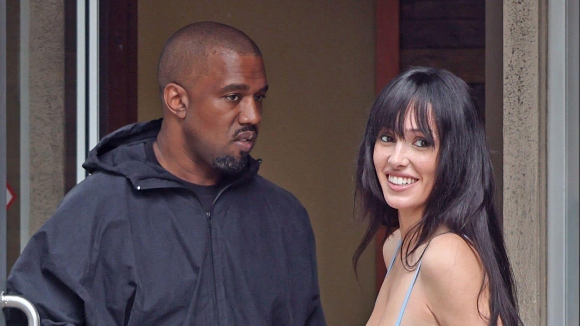 
Los Angeles, CA, August 14, 2025.

Kanye West and Bianca Censori are spotted having lunch at Denny's in Westwood before heading to Ipic Theaters for a movie date, keeping it low-key and casual.
****
Kanye West y Bianca Censori son vistos almorzando en Denny's en Westwood antes de dirigirse a Ipic Theaters para una cita al cine, manteniendo un estilo relajado y casual.