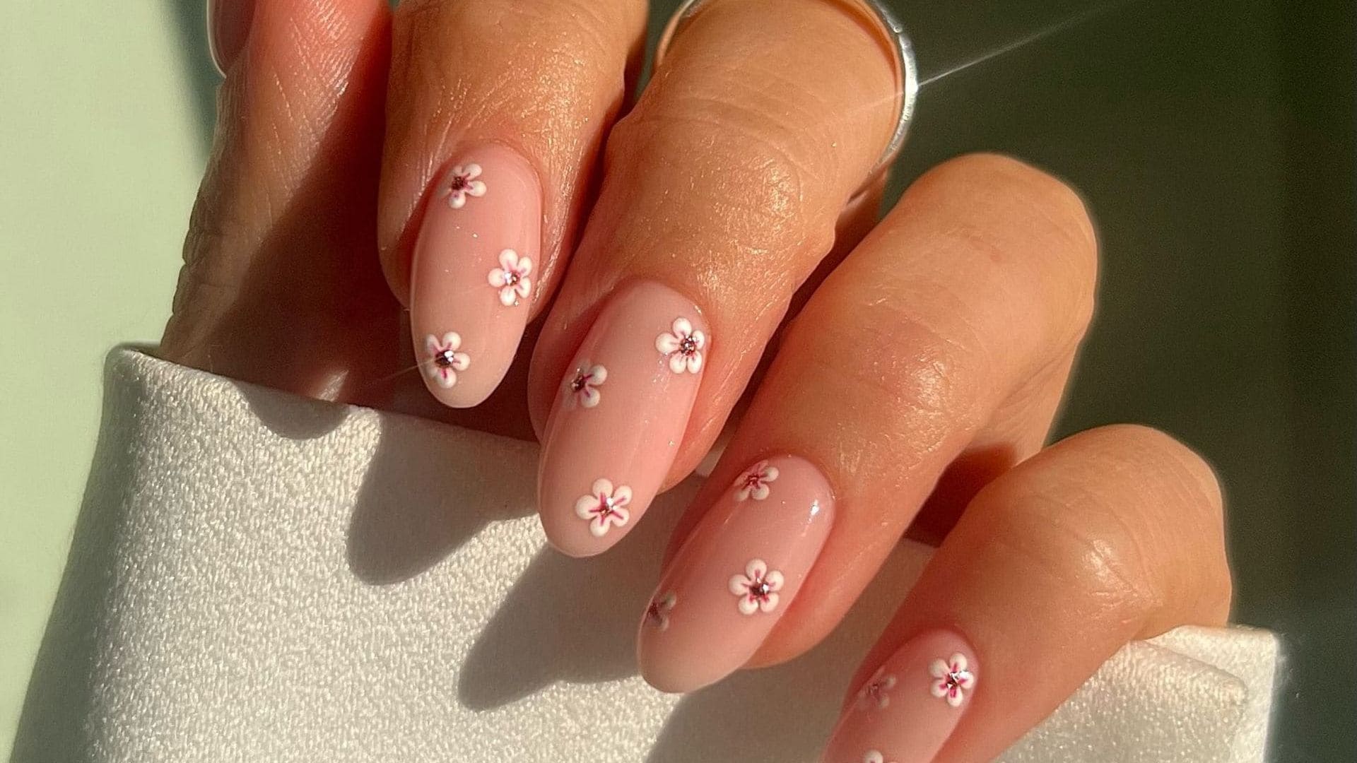 Daisy Nails: How to wear the most wanted floral manicure of the season