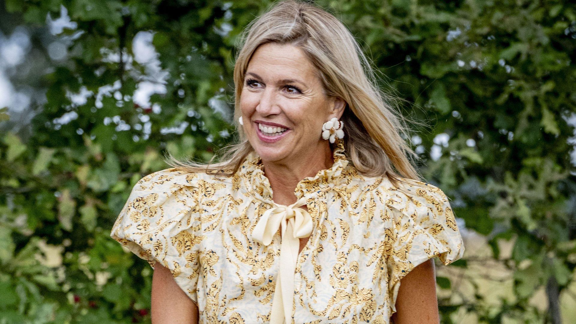 Queen Máxima gets behind the wheel of a tractor in glamorous royal look