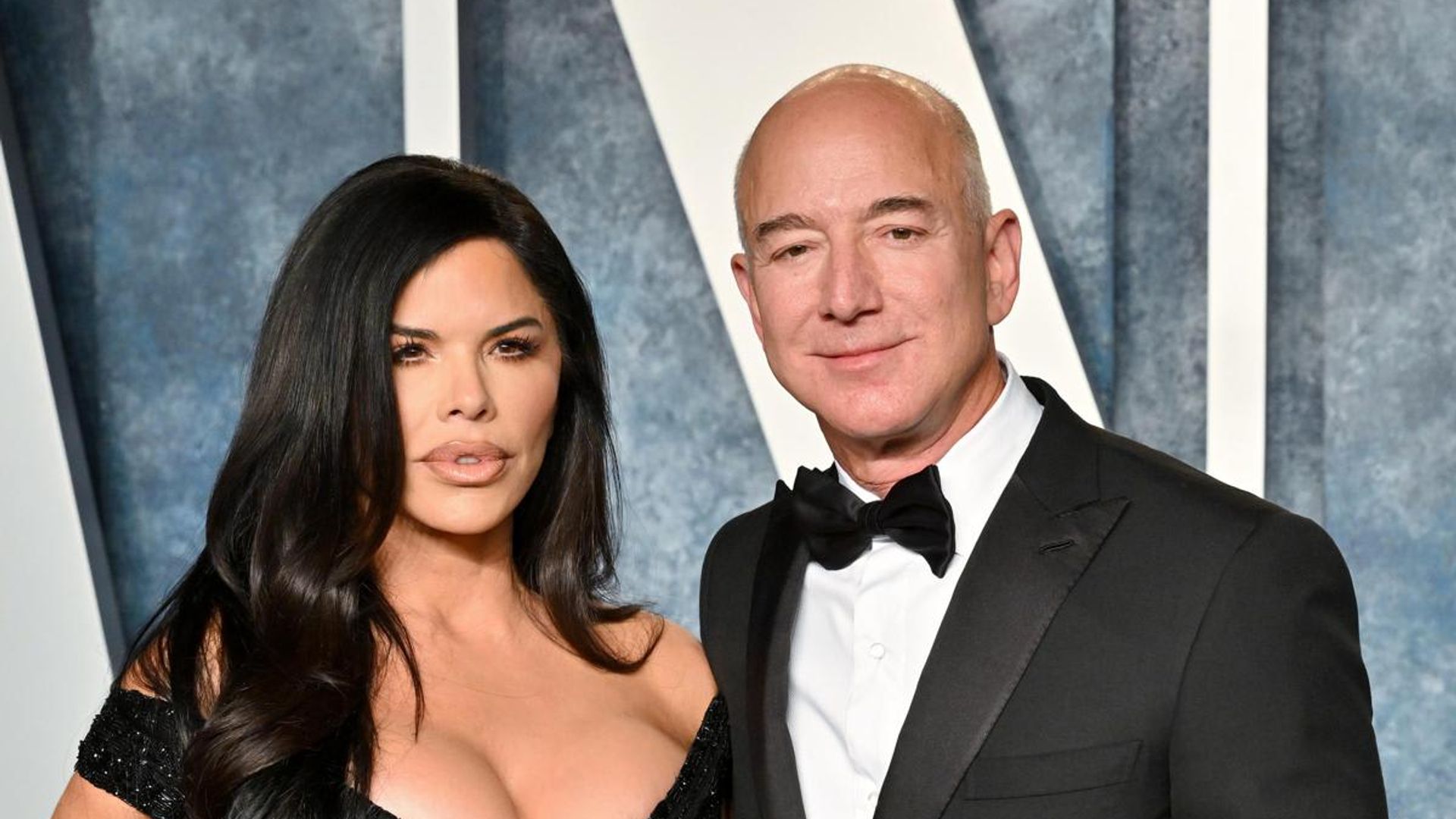 Jeff Bezos & Lauren Sanchez stun restaurant patrons in Miami by dropping﻿
