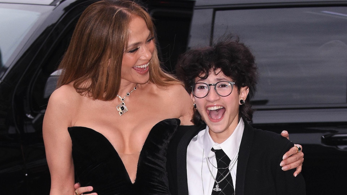 https://www.hola.com/us/horizon/landscape/ea472fde28a6-new-york-ny-jennifer-lopez-and-emme-muc3b1iz-are-seen-on-april-3-2025-in-new-y.jpg?im=Resize=(1200)