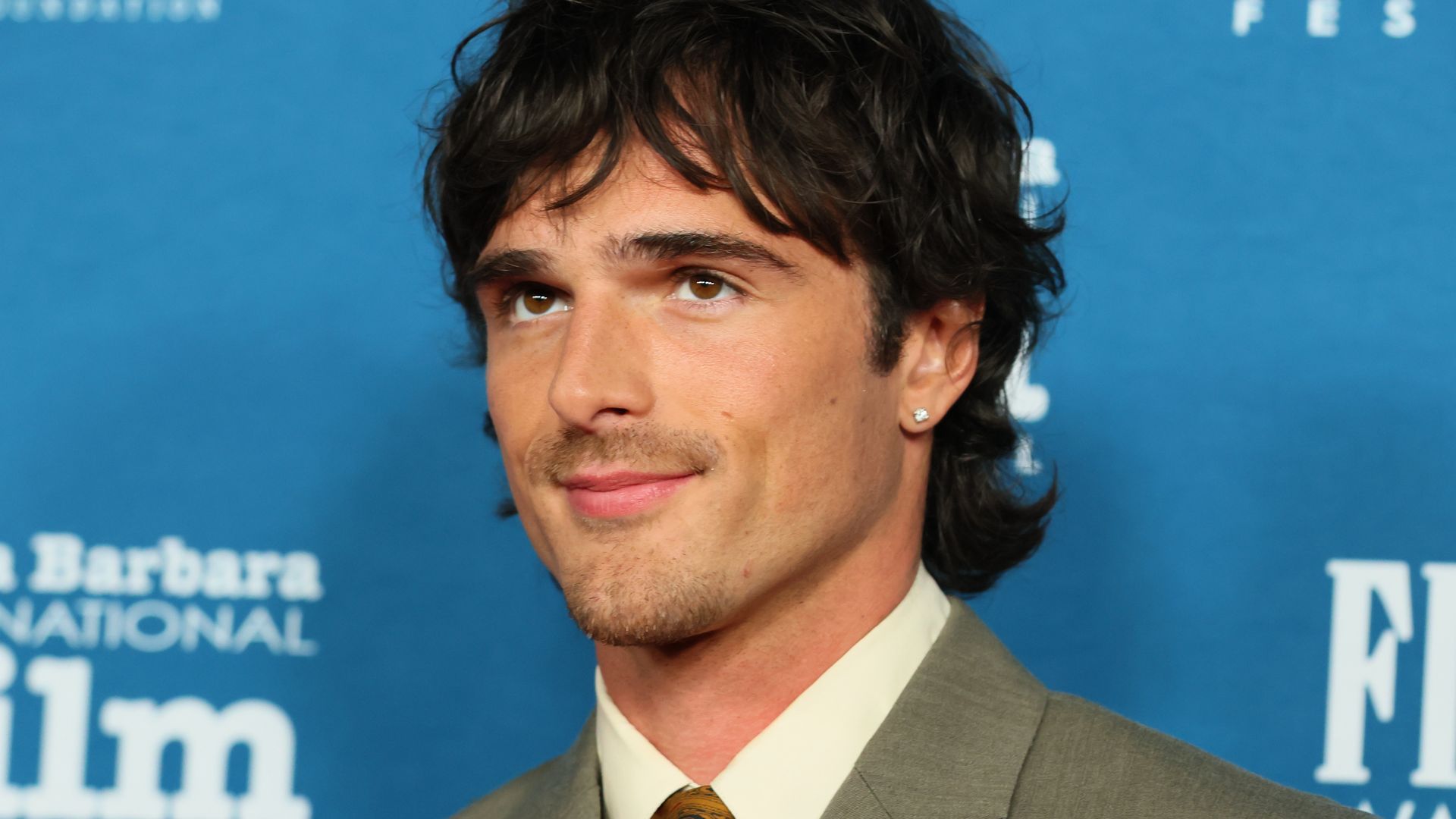 https://www.hola.com/us/horizon/landscape/ea49eef4b925-santa-barbara-california-jacob-elordi-attends-the-41st-annual-santa-barbara-inte.jpg?im=Resize=(1200)