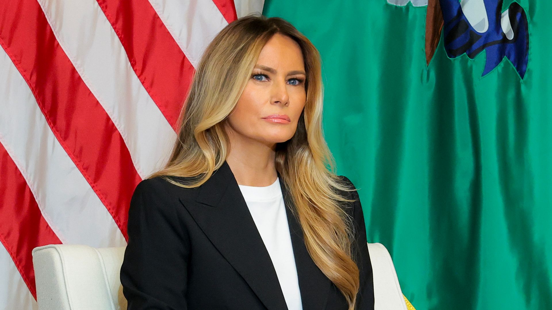 https://www.hola.com/us/horizon/landscape/eb808d64e161-washington-dc-u-s-first-lady-melania-trump-speaks-listens-as-u-s-secretary-of-th.jpg?im=Resize=(1200)