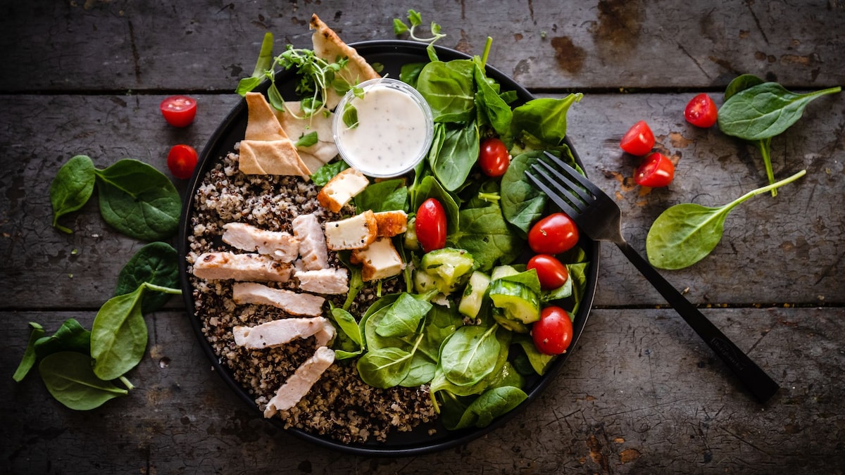 https://www.hola.com/us/horizon/landscape/ec0cc0812b8a-fatouche-and-haloumi-chickent-and-salad.jpg?im=Resize=(1200)