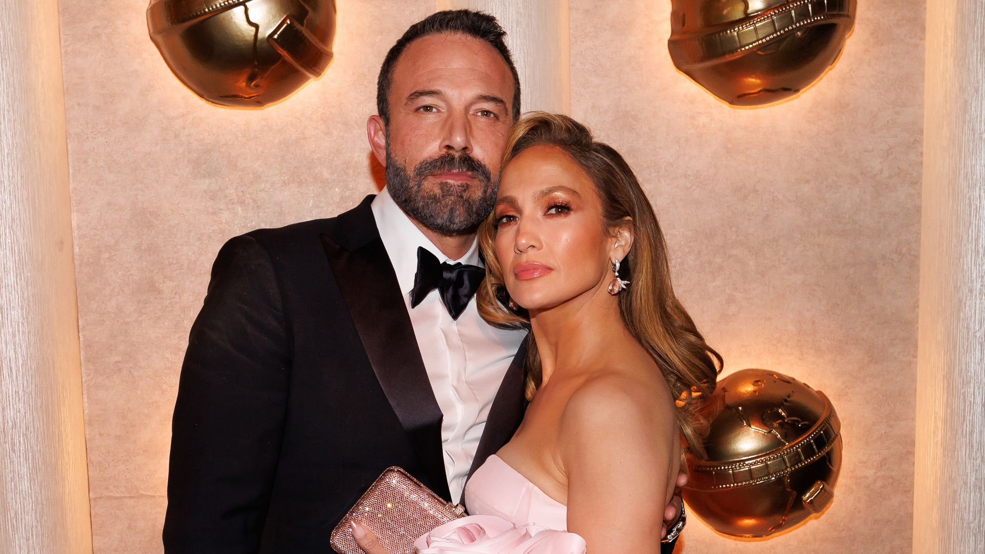 https://www.hola.com/us/horizon/landscape/eda31f66d198-ben-affleck-and-jennifer-lopez-at-the-81st-golden-globe-awards-held-at-the-bever.jpg?im=Resize=(1200)
