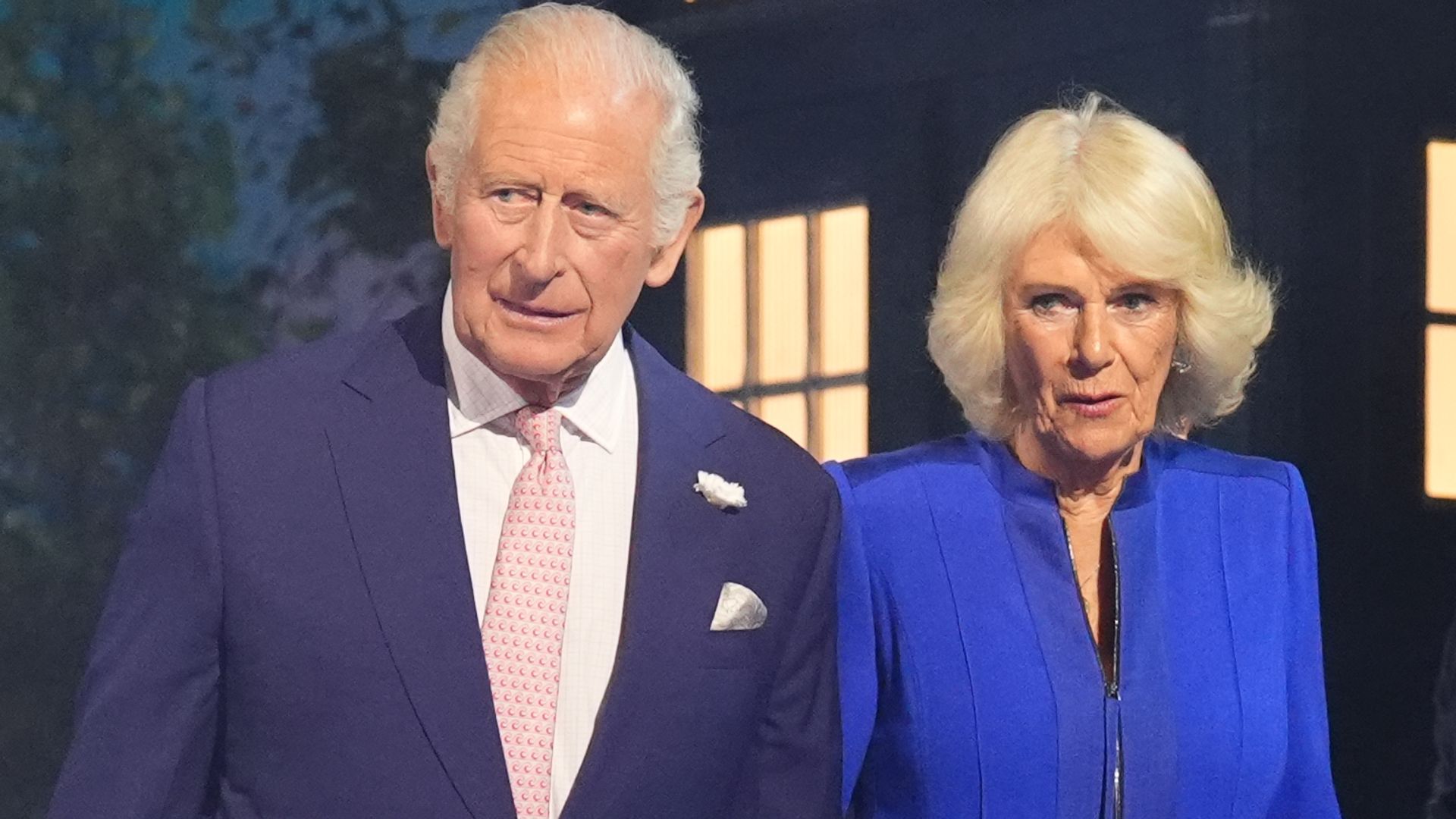 https://www.hola.com/us/horizon/landscape/eda3303b1b0b-king-charles-iii-and-queen-camilla-step-out-of-the-tardis-as-they-arrive-for-the.jpg?im=Resize=(1200)