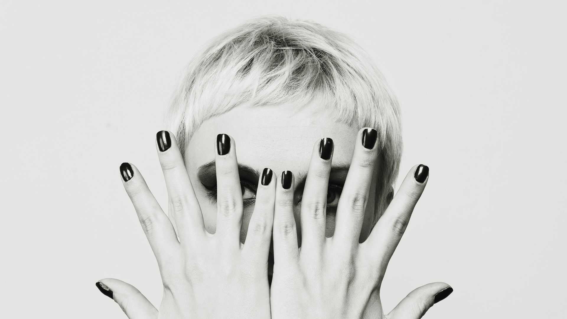 12 short and minimalist nail designs for impeccable hands this winter