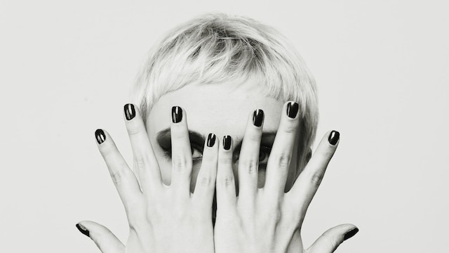 12 short and minimalist nail designs for impeccable hands this winter