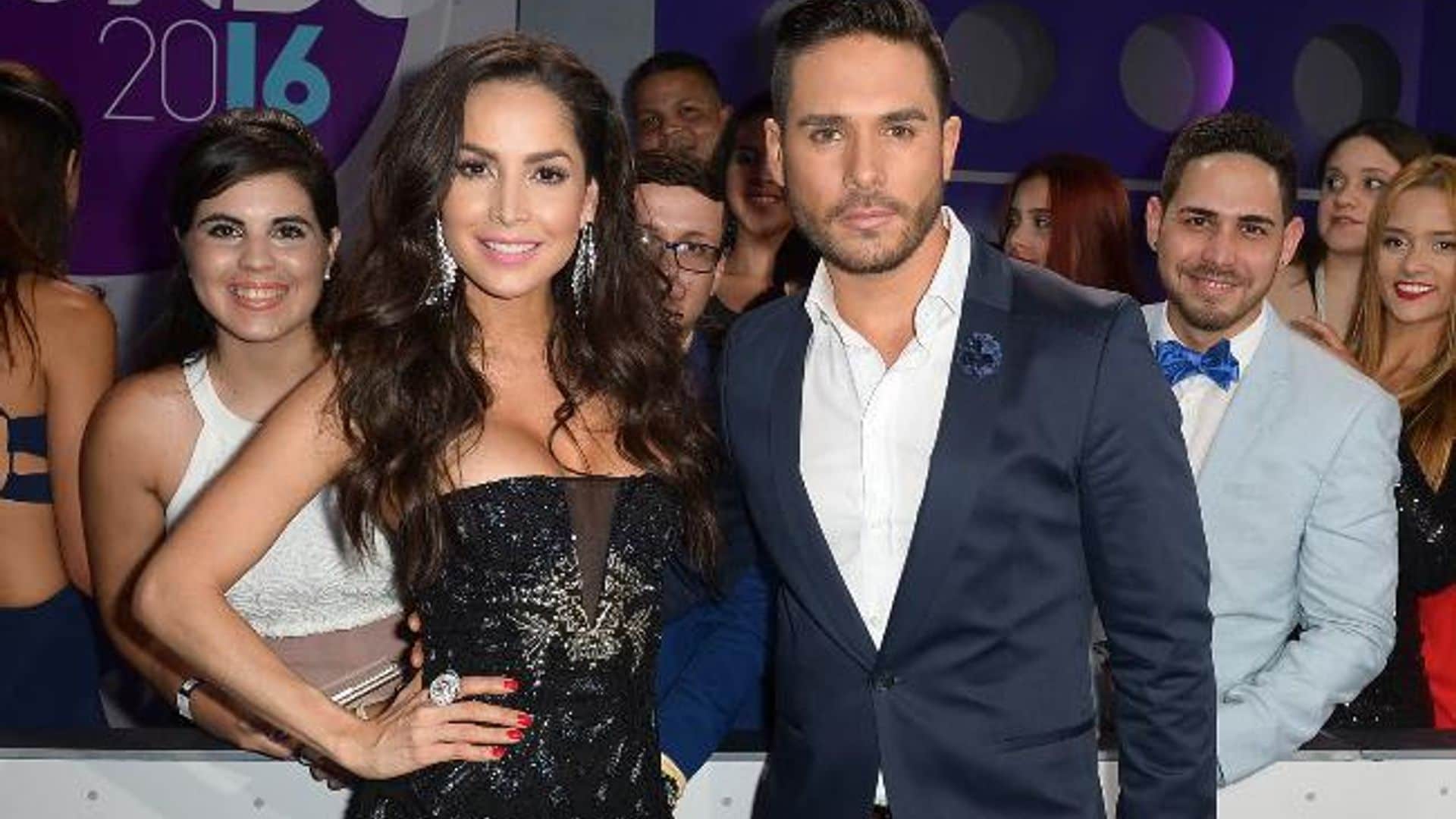 Carmen Villalobos y su novio, una historia de amor de telenovela