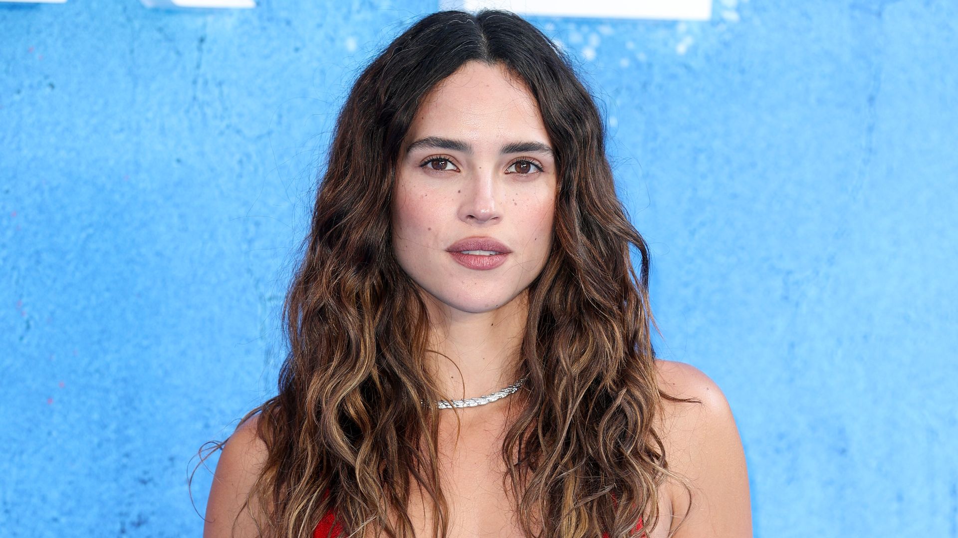 https://www.hola.com/us/horizon/landscape/edebfaa04793-london-england-adria-arjona-attends-the-supergirl-uk-sneak-peek-event-at-cinewor.jpg?im=Resize=(1200)