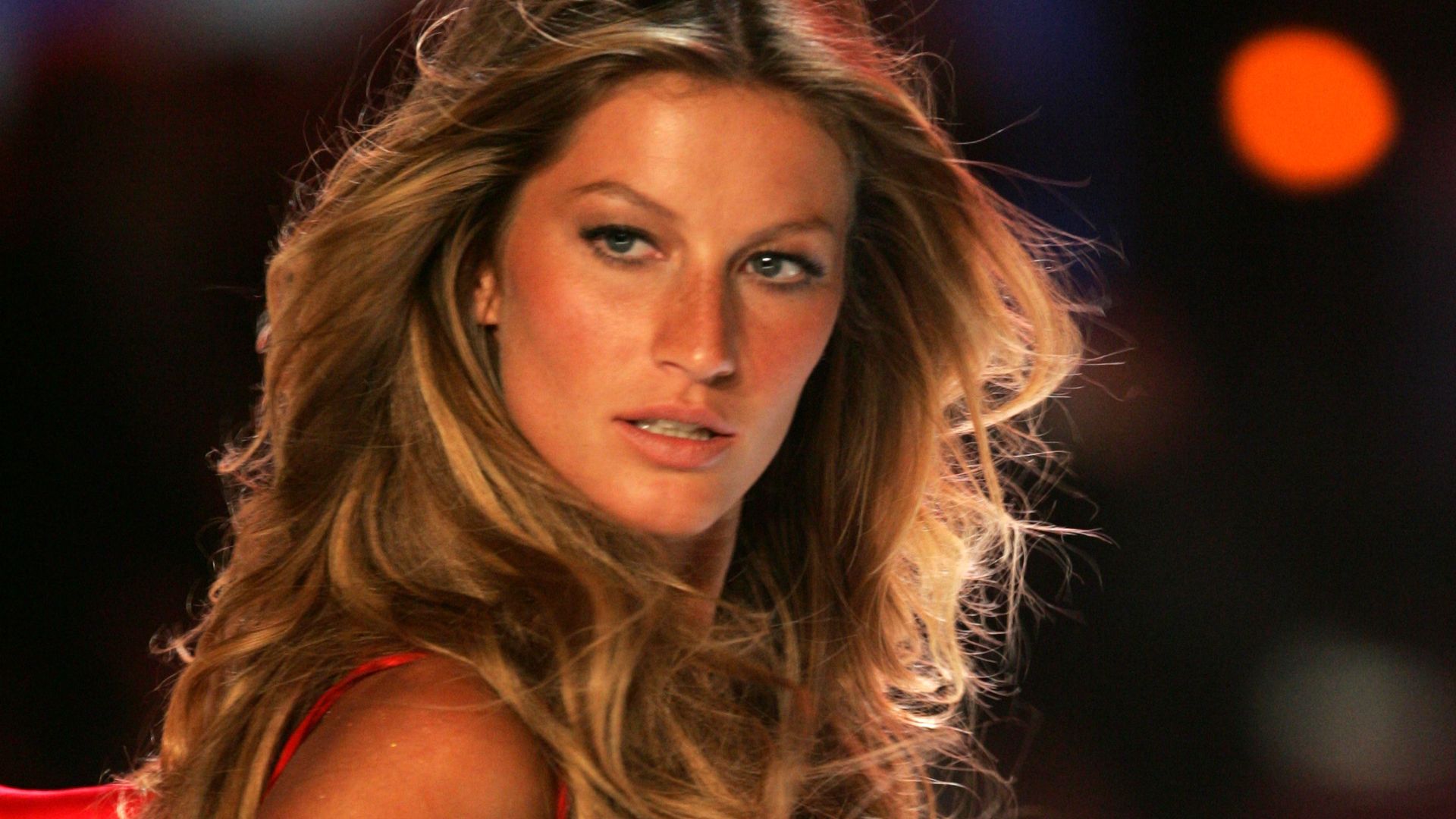 https://www.hola.com/us/horizon/landscape/eec6c251655c-gisele-bundchen-on-the-runway-at-victorias-secrets-2005-show-at-the-new-york-sta.jpg?im=Resize=(1200)