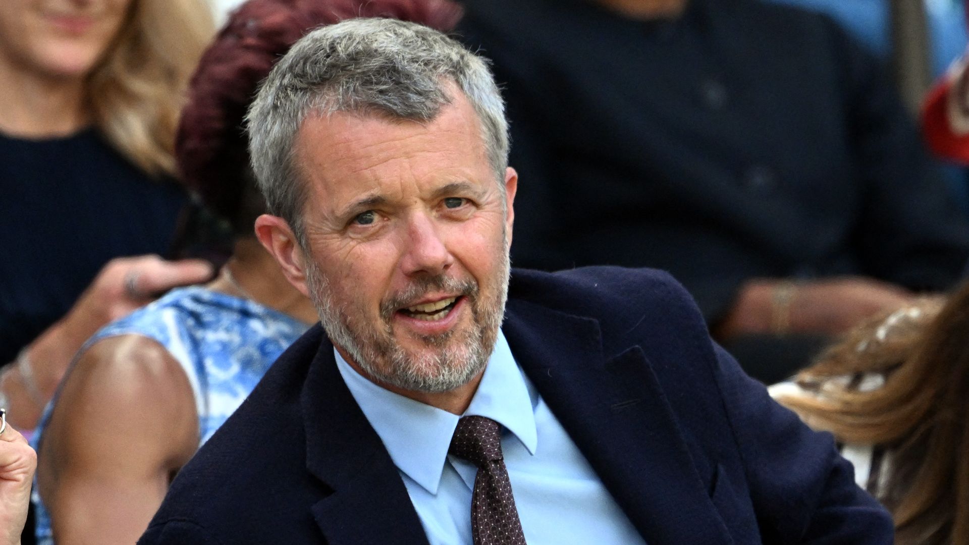https://www.hola.com/us/horizon/landscape/ef6ccd117f6d-king-frederik-x-of-denmark-sits-in-the-royal-box-of-the-centre-court-to-watch-th.jpg?im=Resize=(1200)