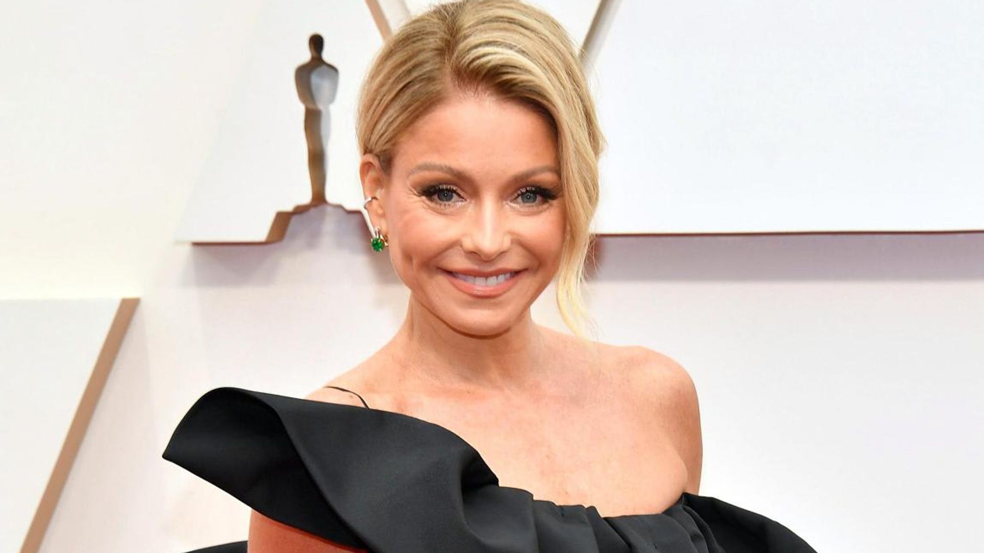 Kelly Ripa suffered an injury on her talk show