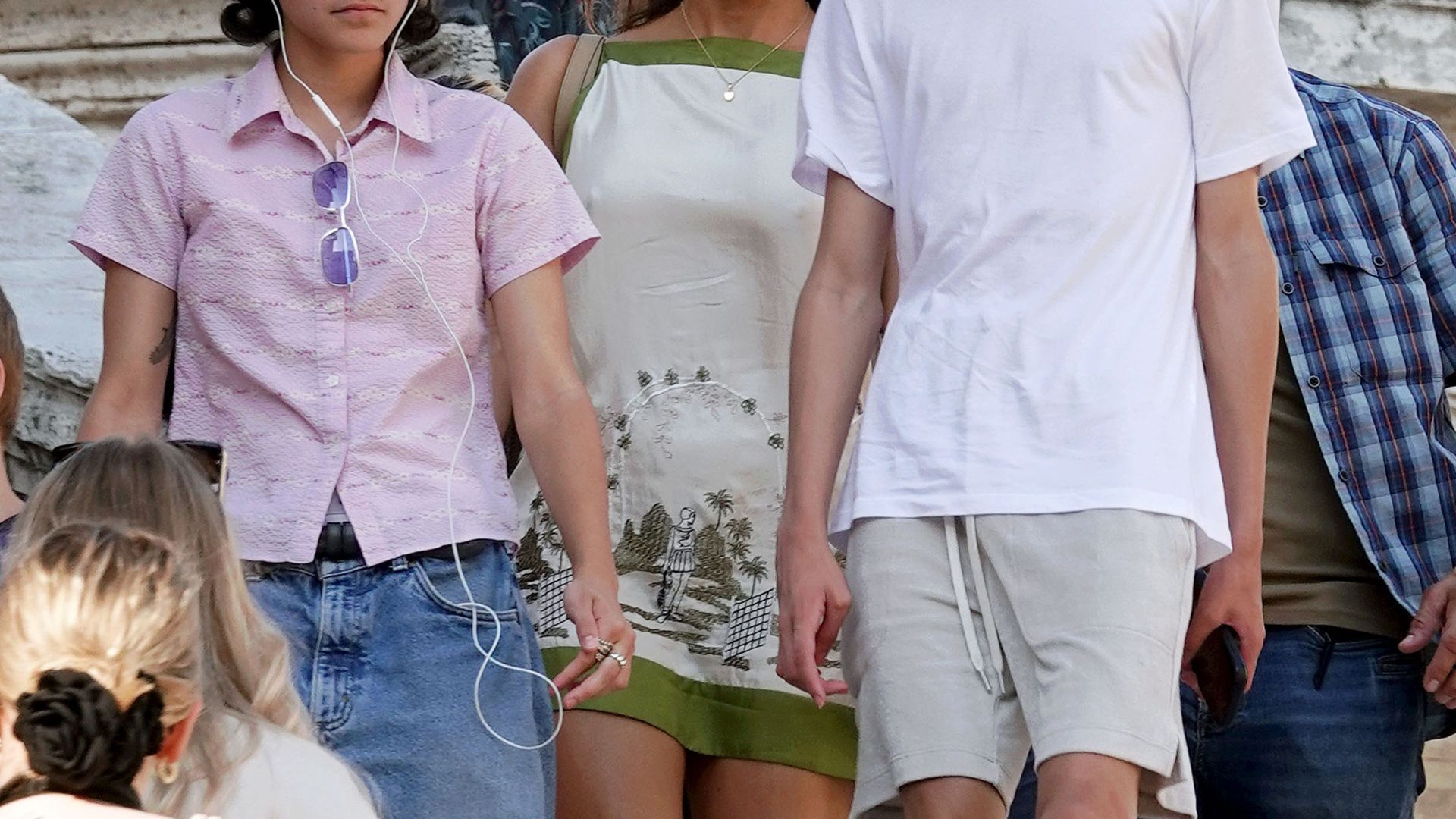 Jennifer Lopez pasea por Roma con sus hijos antes de su partida a la universidad