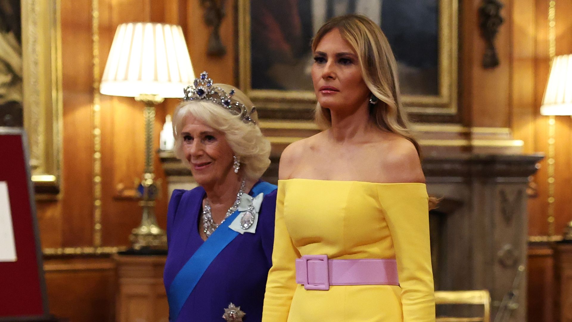 melania trump uk visit fashion yellow dress Melania Trump turned heads as she attended a state banquet at Windsor Castle in a yellow, off-the-shoulder gown on Wednesday evening. But as images surfaced of the First Lady standing next to
