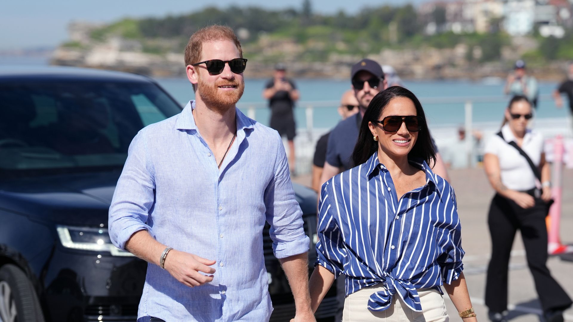 https://www.hola.com/us/horizon/landscape/f1553b537e0d-sydney-australia-prince-harry-duke-of-sussex-and-meghan-duchess-of-sussex-arrive.jpg?im=Resize=(1200)